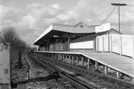 Nunhead Station, Greater London on Monday 12 Feb 1990 - J. Scrace [082573]
