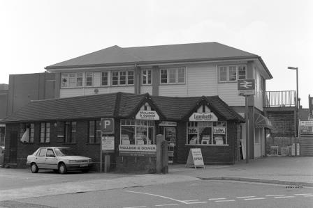 Petts Wood Station, Greater London on Tuesday 28 Aug 1990 - J. Scrace [082799]