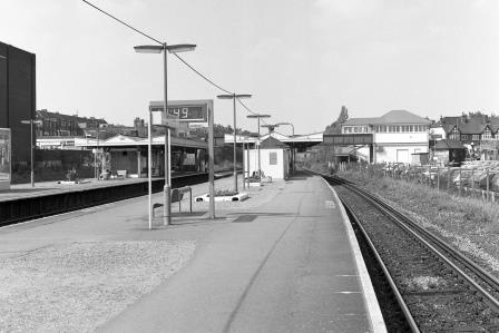 Petts Wood Station, Greater London on Tuesday 28 Aug 1990 - J. Scrace [082801]