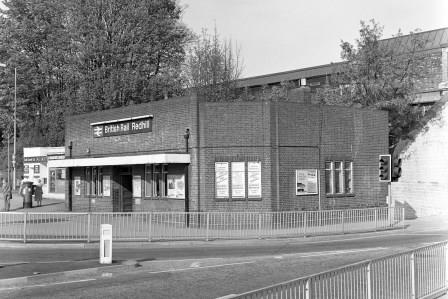 Redhill Station, Surrey on Saturday 09 May 1987 - J. Scrace [082938]