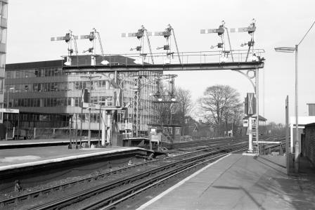 Sutton Station, Greater London on Tuesday 07 Mar 1978 - J. Scrace [083209]