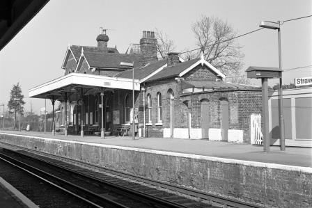 Strawberry Hill Station, Greater London on Thursday 30 Mar 1989 - J. Scrace [083301]