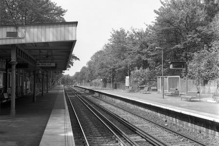 Sydenham Hill Station, Greater London on Friday 10 Aug 1990 - J. Scrace [083352]