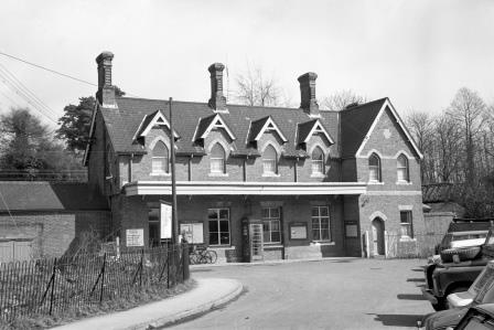 West Malling Station, Kent on Thursday 02 Apr 1970 - J. Scrace [083705]