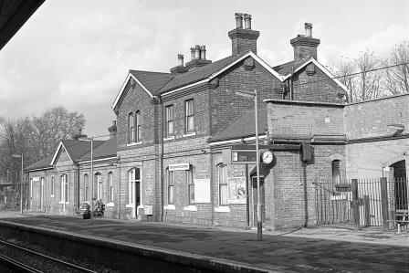Wandsworth Common Station, Greater London on Monday 16 Nov 1987 - J. Scrace [083829]