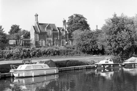 Wateringbury Station, West Sussex on Wednesday 31 Aug 2005 - J. Scrace [083932]