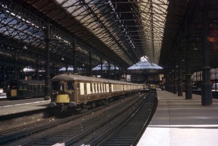 BR(S) Class 5-BEL 3052 at Victoria Station, Greater London with the down "Brighton Belle" on Thursday 13 Jun 1968 - J. Scrace [084006]