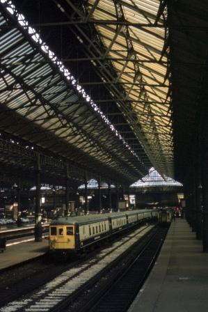 BR(S) Class 5-BEL 3053 at Victoria Station, Greater London with the "Brighton Belle" in station on Friday 08 Aug 1969 - J. Scrace [084007]
