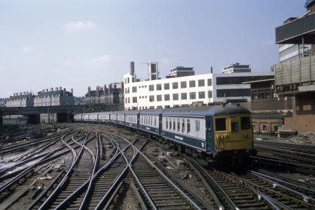 BR(S) Class 5-BEL 3052 at Victoria, Greater London with the "Brighton Belle" in station on Friday 25 Jul 1969 - J. Scrace [084010]