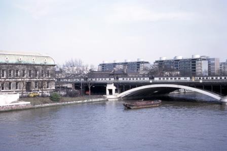 BR(S) Class 5-BEL at Grosvenor Bridge, Greater London with the up "Brighton Belle" on Tuesday 14 Mar 1972 - J. Scrace [084015]