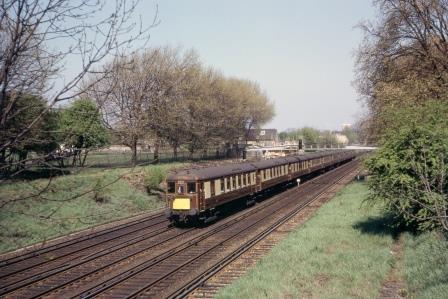 BR(S) Class 5-BEL 3051 between Clapham Junction and Wandsworth Common, Greater London with the down "Brighton Belle" on Friday 26 Apr 1968 - J. Scrace [084029]