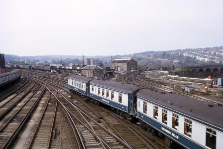 BR(S) Class 5-BEL 3052 at Brighton, East Sussex with the "Brighton Belle" on Friday 28 Apr 1972 - J. Scrace [084123]