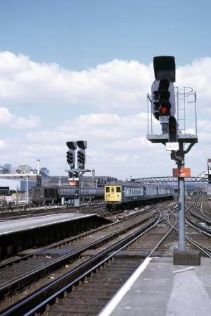 BR(S) Class 5-BEL 3053 at Brighton Station, East Sussex with the "Brighton Belle" on Wednesday 28 Apr 1971 - J. Scrace [084128]