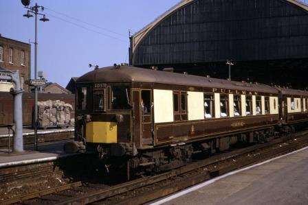BR(S) Class 5-BEL 3053 at Brighton Station, East Sussex with the "Brighton Belle" on Tuesday 09 Jul 1968 - J. Scrace [084139]
