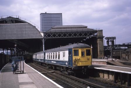 BR(S) Class 5-BEL 3052 at London Bridge Station, Greater London with the "Brighton Belle" on Saturday 19 Apr 1969 - J. Scrace [084164]