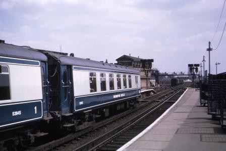 BR(S) Class 5-BEL 3052 at London Bridge Station, Greater London with the "Brighton Belle" on Saturday 19 Apr 1969 - J. Scrace [084167]