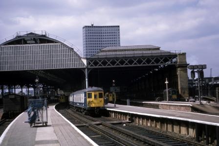 BR(S) Class 5-BEL 3052 at London Bridge Station, Greater London with the "Brighton Belle" on Saturday 19 Apr 1969 - J. Scrace [084168]