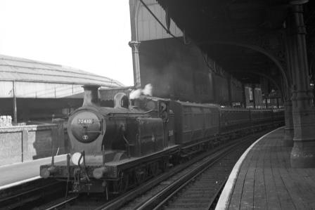 BR(S) E6 class 32410 at London Bridge Station, Greater London with a London Bridge - New Cross Gate empty stock service in Jul 1952 - J.H.W. Kent [090312]