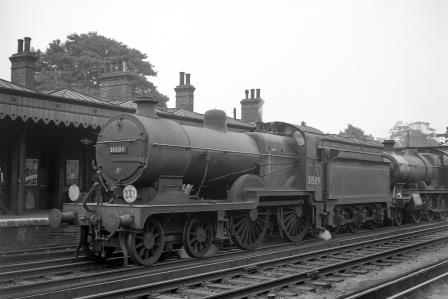 BR(S) D1 class 31509 at Redhill Station, Surrey on Saturday 26 Jul 1952 - J.H.W. Kent [090361]