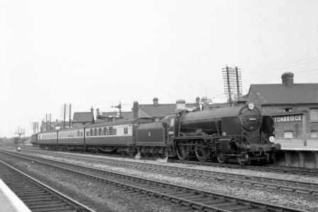 BR(S) Schools class 30904 'Lancing' at Tonbridge Station, Kent with a Charing Cross - Hastings service on Saturday 26 Jul 1952 - J.H.W. Kent [090366]