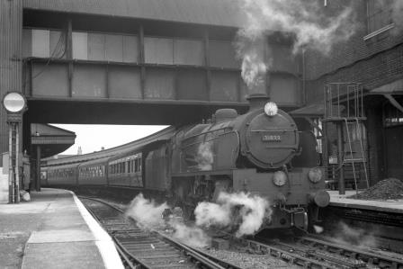 BR(S) U1 class 31899 at Clapham Junction Station, Greater London with the 10.50am Uxbridge - Worthing via Hove service on Wednesday 20 Aug 1952 - J.H.W. Kent [090458]