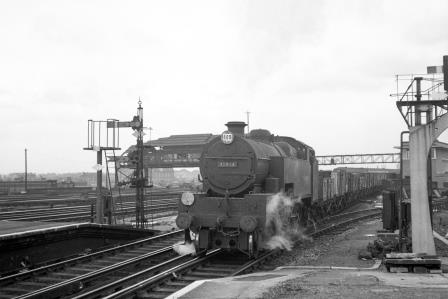 BR(S) W class 31914 at Clapham Junction Station, Greater London with a Battersea - Norwood Goods on Wednesday 20 Aug 1952 - J.H.W. Kent [090461]