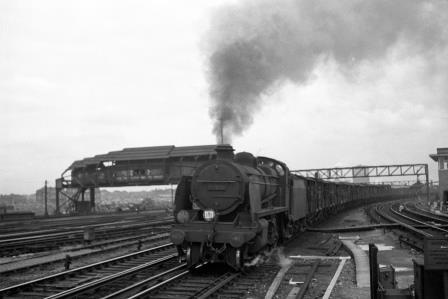 BR(S) N class 31410 at Clapham Junction, Greater London with a down Goods service on Wednesday 20 Aug 1952 - J.H.W. Kent [090465]