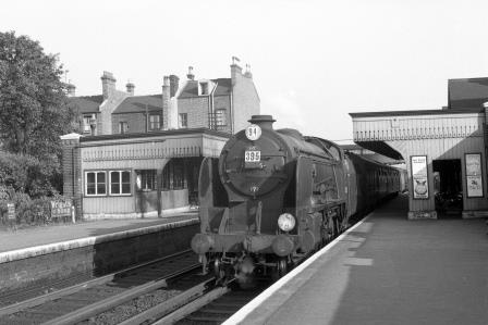 BR(S) Schools class 30935 'Sevenoaks' at Penge East Station, Greater London with the 3.15pm Ramsgate - Victoria service on Saturday 30 Aug 1958 - J.H.W. Kent [092091]