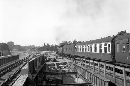 BR(S) Schools class 30909 'St. Paul's' at Shortlands, Greater London with an up service on Saturday 13 Sep 1958 - J.H.W. Kent [092114]