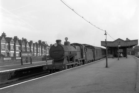 BR(S) L1 class 31755 at Herne Hill Station, Greater London with a Dover Priory - Victoria service on Saturday 27 Sep 1958 - J.H.W. Kent [092134]