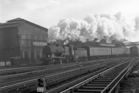 BR(S) D1 class 31492 leaving Brighton, East Sussex with the 12.55pm Brighton - Tonbridge service on Monday 01 Dec 1958 - J.H.W. Kent [092204]