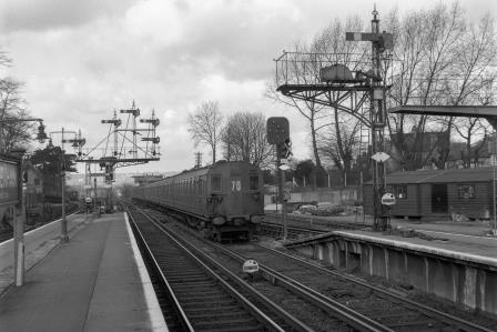 BR(S) Class 4-EPB 5124 at Beckenham Junction Station, Greater London with a Victoria - Sevenoaks service on Easter Saturday 28 Mar 1959 - J.H.W. Kent [092313]