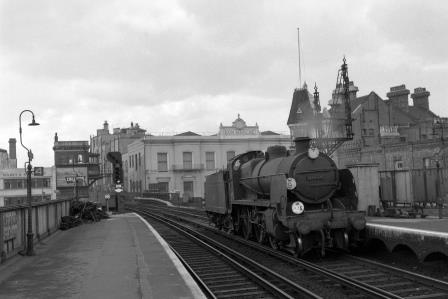 BR(S) N class 31408 at Brixton Station, Greater London with a down light engine service on Easter Saturday 28 Mar 1959 - J.H.W. Kent [092331]