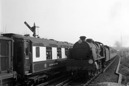 BR(S) U1 class 31904 at West Dulwich, Greater London with a Ramsgate - Victoria service on Saturday 04 Apr 1959 - J.H.W. Kent [092356]