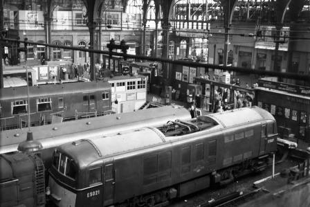 BR Class 71 E5021 at Brighton Station, East Sussex with a Light engine at buffers coupled to D3217 in 1967 - J.H.W. Kent [093530]