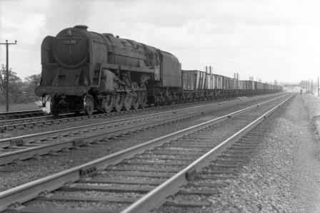BR 9F class 92132 near Radlett, Hertfordshire with a Northbound Goods on Saturday 24 May 1958 - J.H.W. Kent [094586]