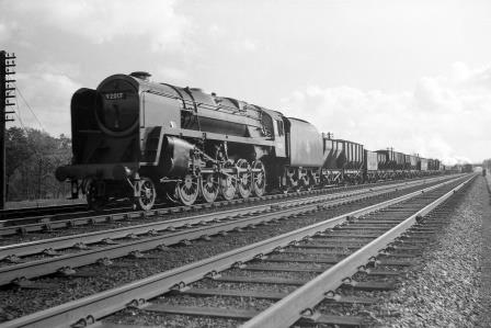 BR 9F class 92017 near Radlett, Hertfordshire with a Northbound Goods on Saturday 30 Oct 1954 - J.H.W. Kent [094790]