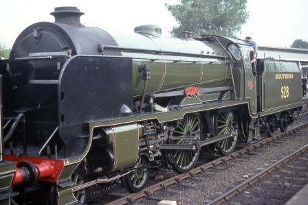 Bluebell Railway V class 928 'Stowe' at Sheffield Park, East Sussex on Sunday 12 Sep 1982 - R.C. Riley [105498]