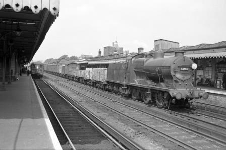 BR(S) Q class 30538 at Redhill Station, Surrey with the 2.47pm Norwood Junction Yard - Horsham service on Saturday 08 Aug 1959 - J. Scrace [140163]