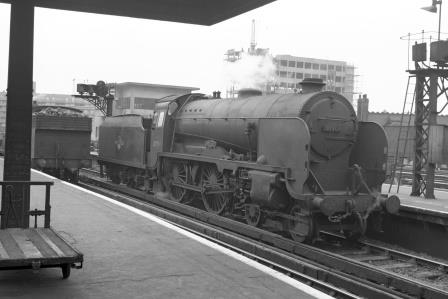 BR(S) Schools class 30904 'Lancing' at Waterloo Station, Greater London on Wednesday 14 Jun 1961 - J. Scrace [140318]