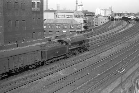 BR(S) Schools class 30906 'Sherborne' at Vauxhall Station, Greater London with a Boat Train special to Waterloo on Wednesday 11 Oct 1961 - J. Scrace [140321]
