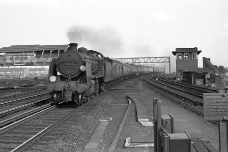 BR(S) N class 31410 at Clapham Junction, Greater London with the 12.34pm Victoria - Lingfield Race Special on Thursday 13 Sep 1962 - J. Scrace [140462]