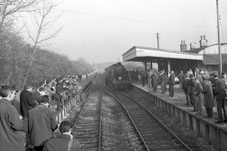 BR(S) U class 31639 at Bordon Station, Hampshire with the "LCGB S15 Commemorative" Rail Tour on Sunday 09 Jan 1966 - J. Scrace [140564]