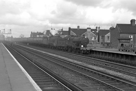 BR(S) D1 class 31749 & BR(S) Schools class 30925 'Cheltenham' at Tonbridge Station, Kent with the 9.10am Charing Cross - Dover & Ramsgate service on Saturday 22 Apr 1961 - J. Scrace [140601]