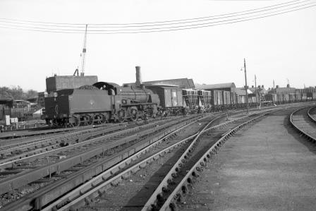 BR(S) N class 31842 at Horsham, West Sussex with the 6.23pm Freight working to Three Bridges on Thursday 13 May 1965 - J. Scrace [140663]