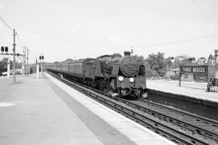 BR(S) U1 class 31890 at Three Bridges Station, West Sussex with a Luton (MR) - Brighton, Eastbourne & Hastings excursion on Saturday 18 Jul 1959 - J. Scrace [140694]