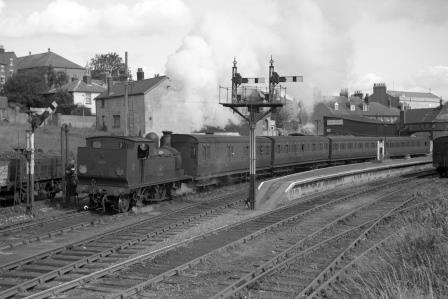 BR(S) O2 class W17 'Seaview' at Cowes Station, Isle of Wight with the 11.31am service to Ryde Pier Head on Thursday 09 Sep 1965 - J. Scrace [140969]
