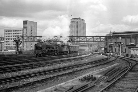 BR(S) Battle of Britain class 34060 '25 Squadron' at Waterloo, Greater London with a Parcels to Basingstoke on Monday 03 Jul 1967 - J. Scrace [141459]