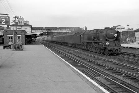 BR(S) Merchant Navy class 35008 'Orient Line' at Eastleigh Station, Hampshire with the 1.30pm Waterloo - Weymouth service on Wednesday 07 Sep 1966 - J. Scrace [141750]