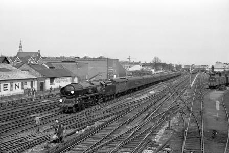 BR(S) Merchant Navy class 35012 'United States Lines' at Wimbledon, Greater London with the 1.30pm Waterloo - Bournemouth & Weymouth service on Monday 27 Apr 1964 - J. Scrace [141761]